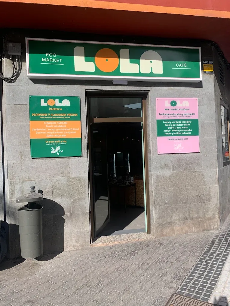 Fachada de lola con el rótulo